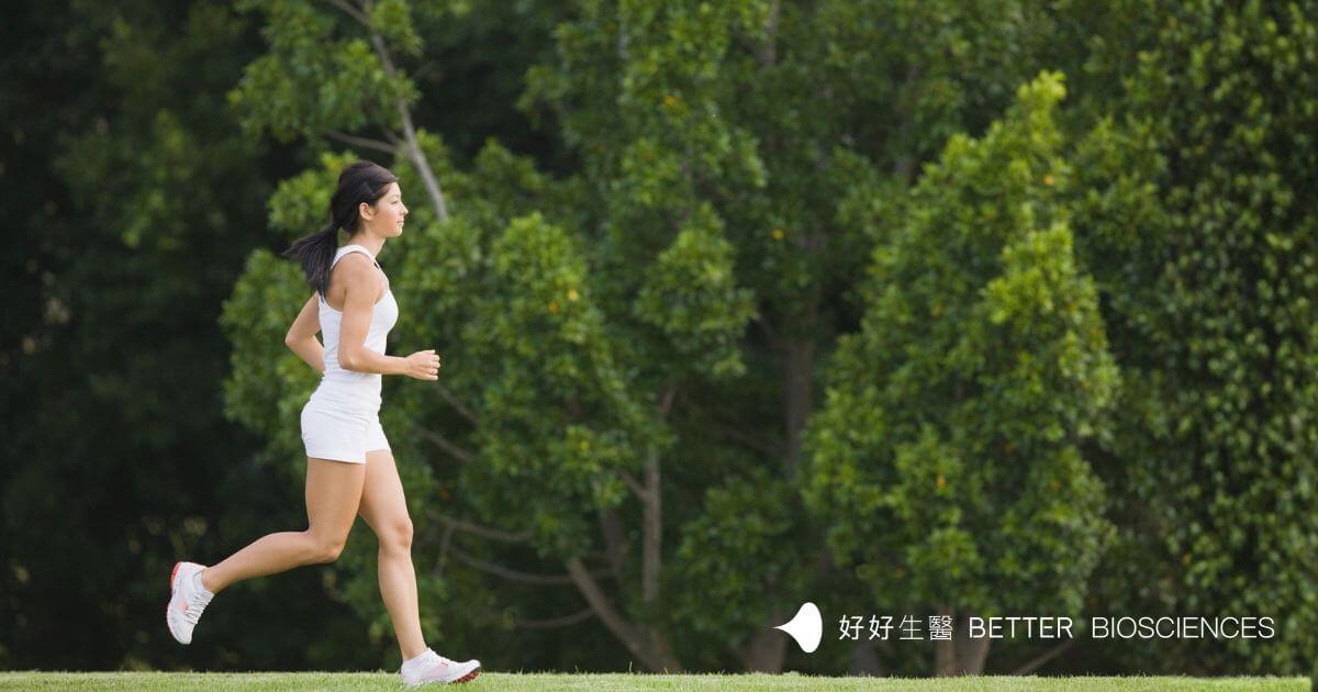 女性在戶外草地慢跑運動，促進血液循環與提升代謝改善手腳冰冷
