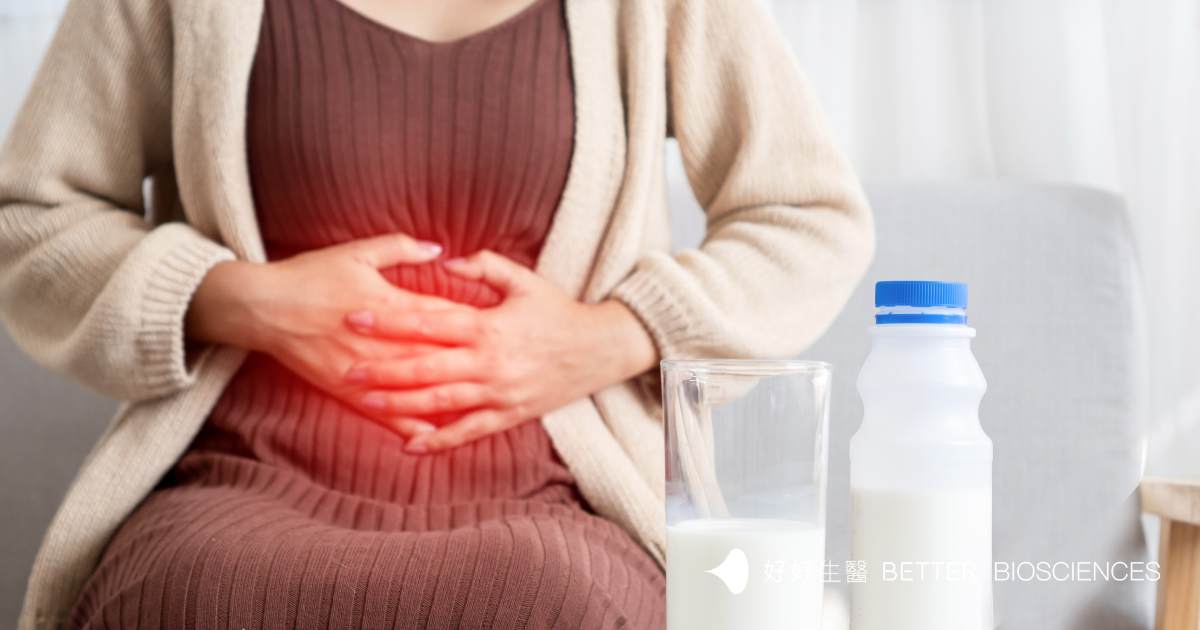 女性因乳製品或乳清蛋白補充後出現腹部不適，雙手按著腹部，桌上擺放牛奶與乳製品，呈現乳糖不耐與腸胃不適情境。