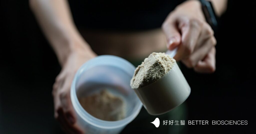 手持量匙舀起一勺乳清蛋白粉準備倒入搖搖杯中,展示乳清蛋白怎麼喝的沖泡步驟。