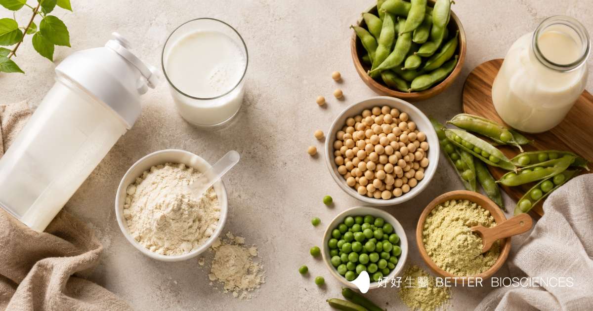 乳清蛋白與植物蛋白來源比較圖，桌面擺放牛奶、乳清蛋白粉、搖搖杯，以及黃豆、毛豆、豌豆與植物蛋白粉，呈現不同蛋白質來源的營養概念。