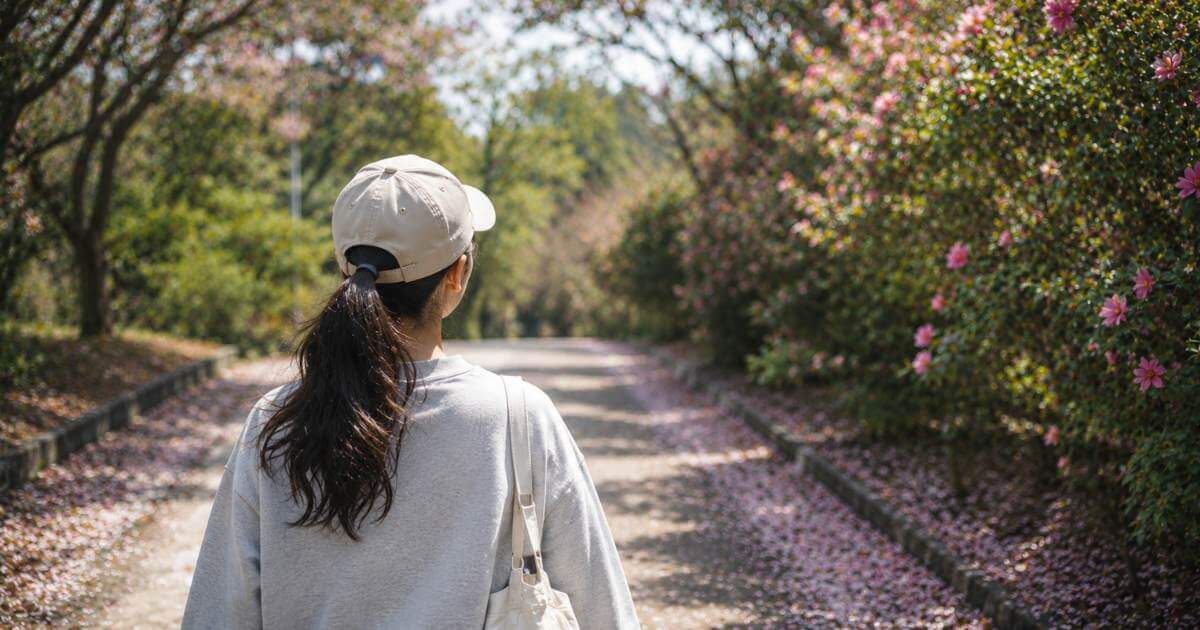 一個女生的散步背影